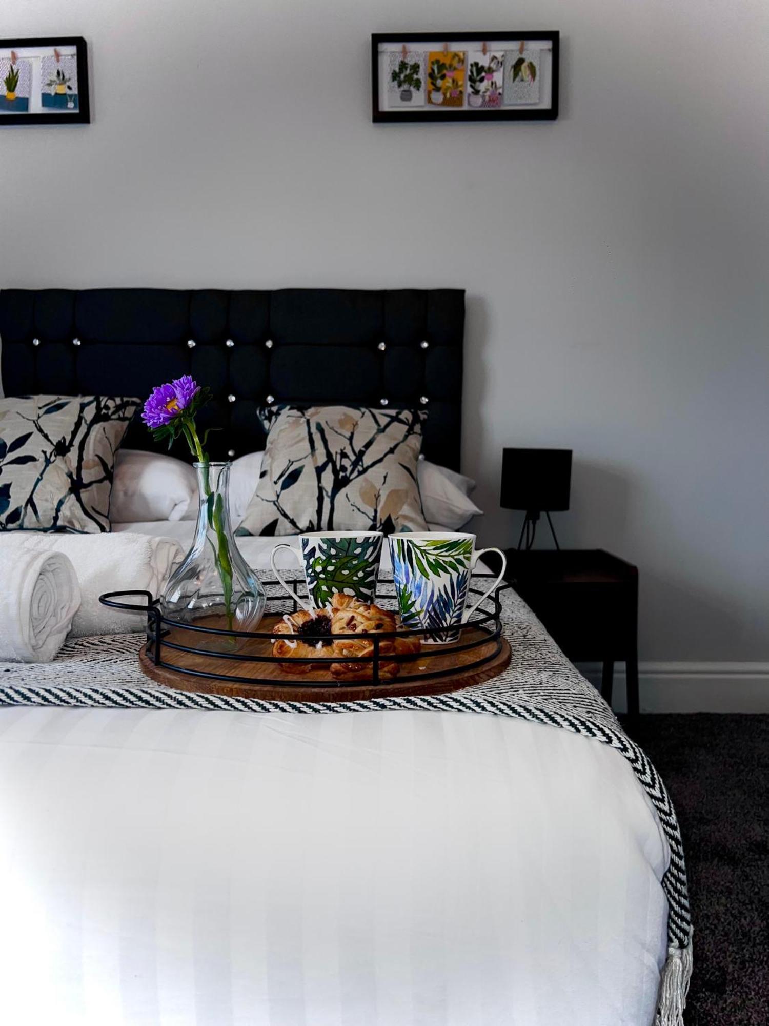 The Cheshire Gathering - Sleeps Up To 30 With Hot Tub Честер Экстерьер фото